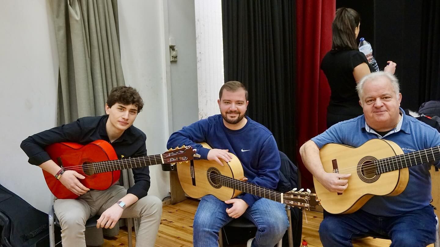 Alumno con su guitarra en la escuela Joaquín Herrera