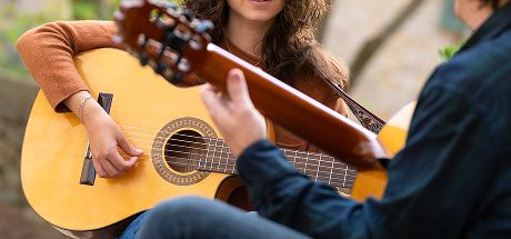 Guitarra flamenca acompañando al cante