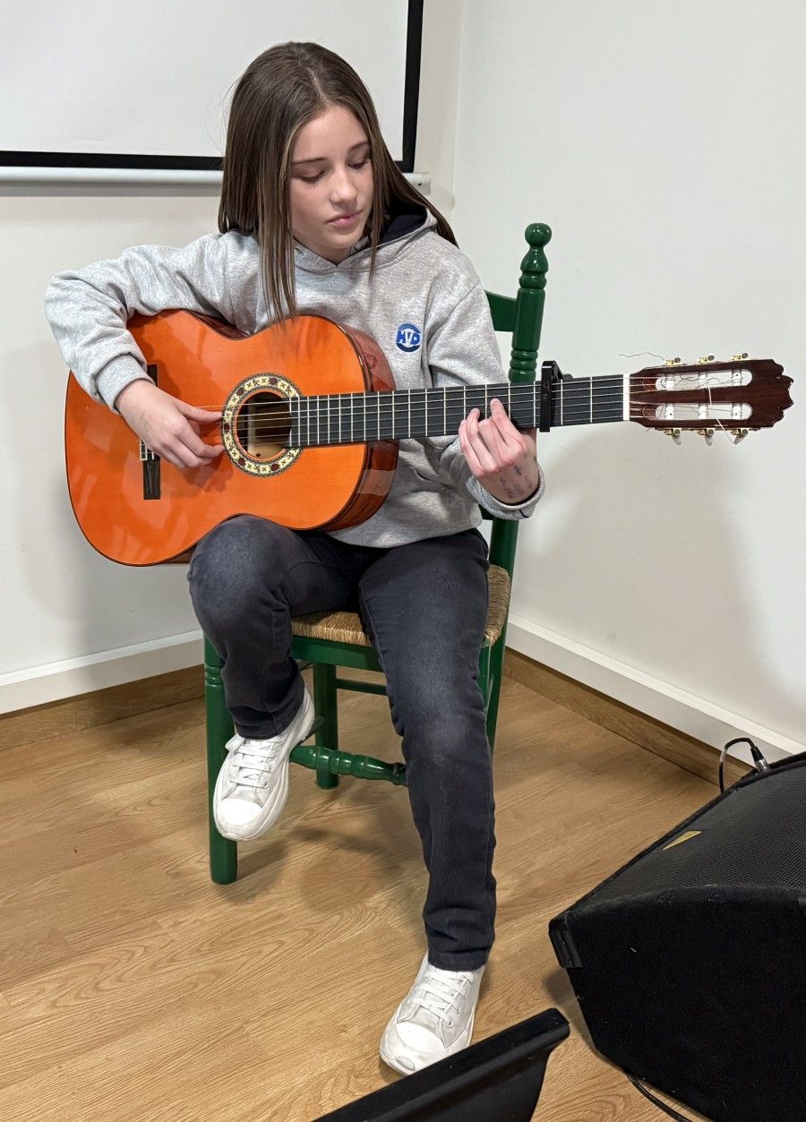 Clase práctica de guitarra para niños