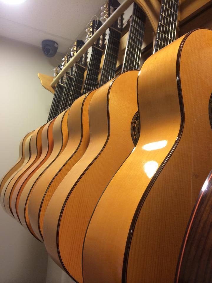 Guitarras flamencas artesanas colgadas en la escuela