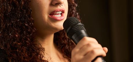 Alumna cantando ante el micrófono