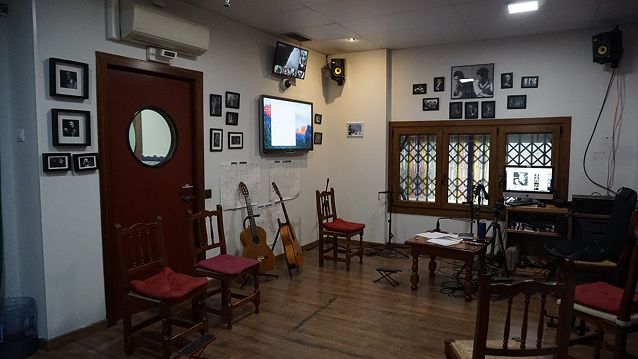 Aula de la escuela con guitarras