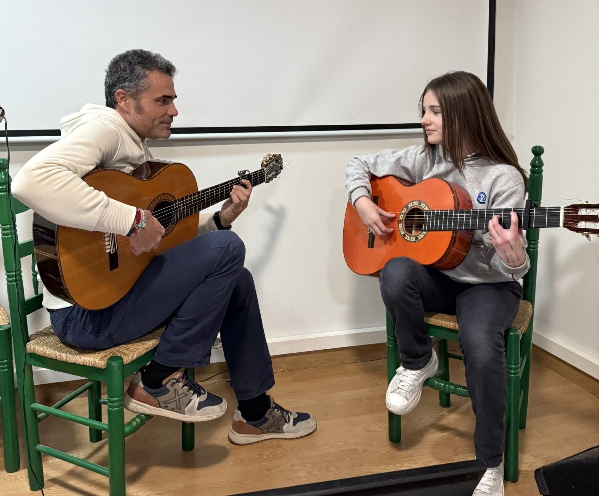 Niño en una clase de guitarra flamenca