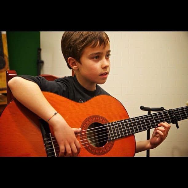 Niña con guitarra flamenca