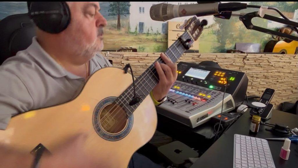 Guitarrista practicando falsetas con la guitarra flamenca