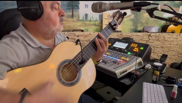 Guitarrista practicando falsetas con la guitarra flamenca
