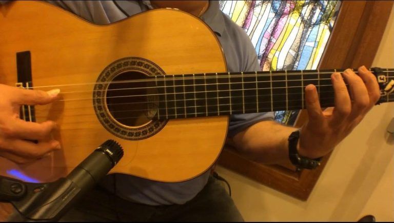 Alumno tocando la guitarra flamenca en la escuela Joaquín Herrera