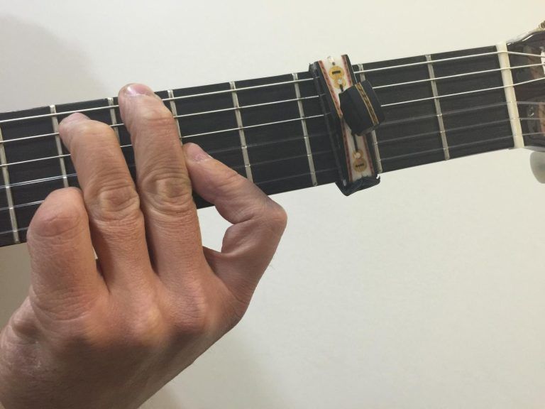 Posición de la mano izquierda en el mástil de una guitarra flamenca
