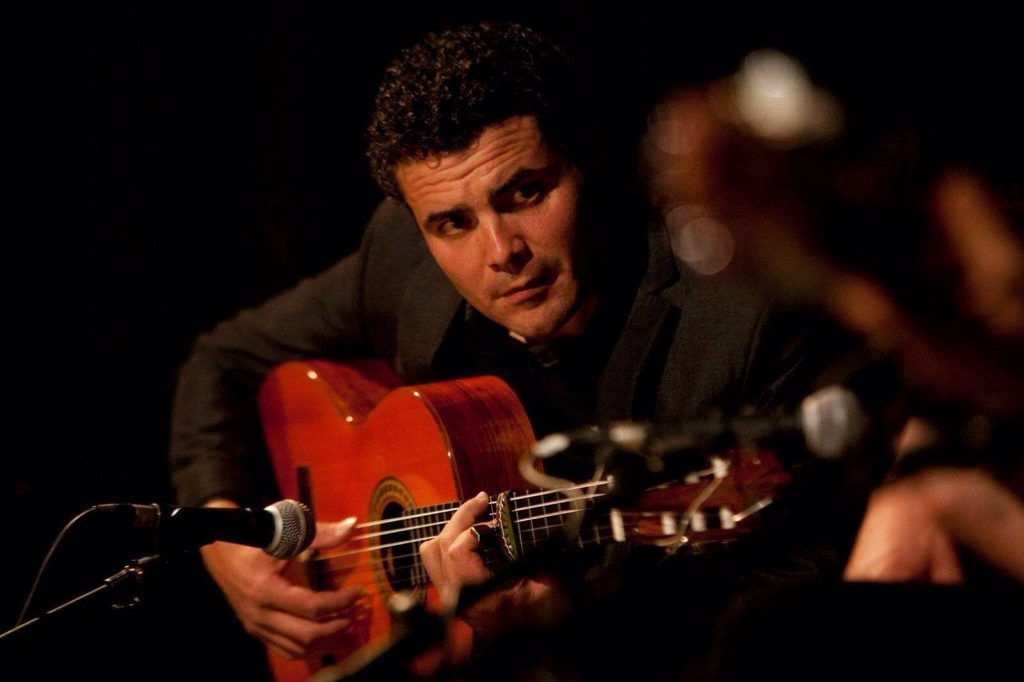 Guitarrista flamenco en concierto
